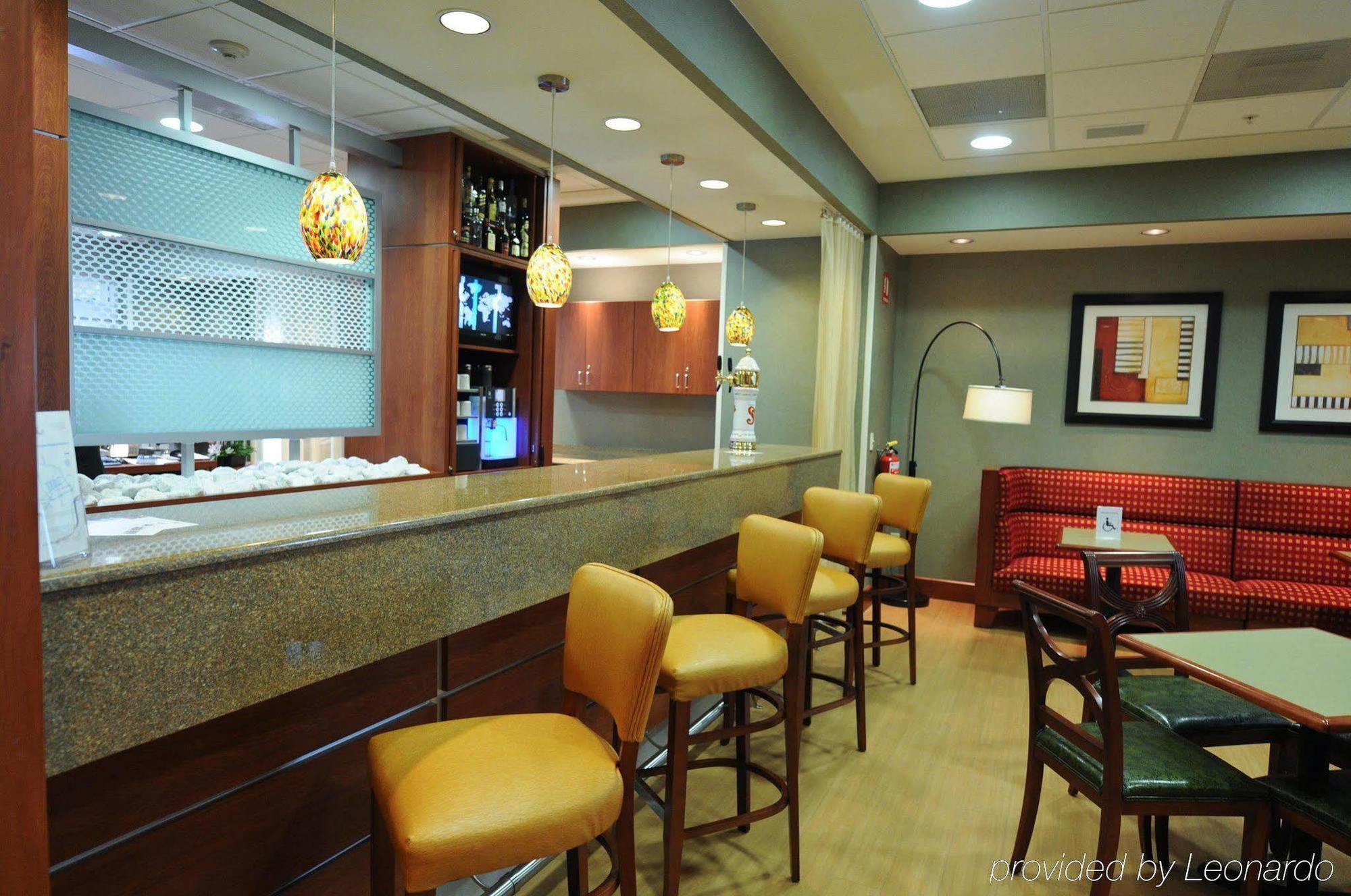 Hampton By Hilton Queretaro Tecnologico Hotell Restaurang bild